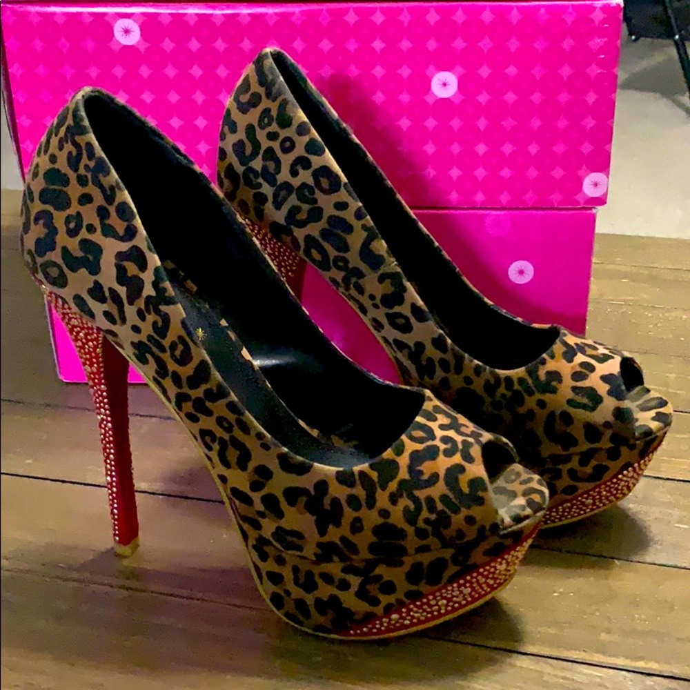 Leopard print peep-toe heels